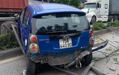 Video: Chuyển làn thiếu quan sát, ô tô con bị container đâm bẹp dúm