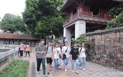 Sĩ tử Hà Nội nô nức tới Văn Miếu dâng hương cầu may trước kỳ thi vào lớp 10