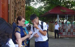 Kết thúc môn thi Ngữ văn buổi sáng, sĩ tử tự tin cười tươi ra về