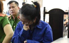 Nữ bị cáo đầu độc chị họ bằng trà sữa cúi đầu, đưa tay quẹt nước mắt