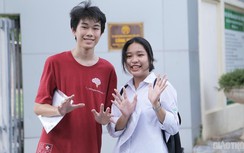 Thí sinh Hà Nội rạng rỡ ra khỏi phòng thi vì đề tiếng Anh không đánh đố