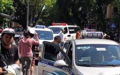 Hà Nội: Giao thông phức tạp khi bỏ cấm taxi theo giờ