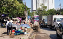 Mất ATGT bởi “chợ cóc” ven đường