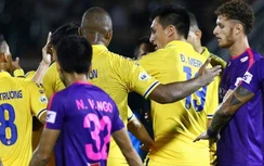 Trọng tài V-League lại gây bão với sai lầm "chết người"