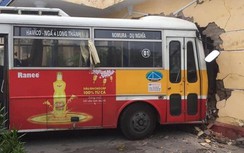 Sau va chạm xe container, xe buýt đâm thủng tường nhà ga Dụ Nghĩa