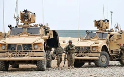 Video: Xe bọc thép chống mìn Mỹ gặp nạn, bị lật ngửa ở Syria