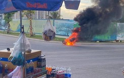 Say xỉn bảo vệ không cho vào công trình, thanh niên châm lửa đốt xe máy