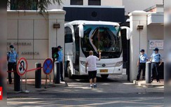 Video: Lãnh sự quán Mỹ ở Thành Đô hạ cờ, chuẩn bị rời đi vào sáng nay