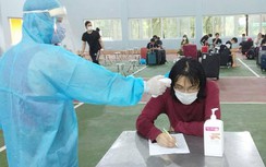 Mẹ con nữ ca sĩ Hồng Nhung vào khu cách ly tại Quảng Ninh