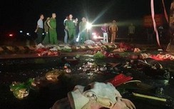 Video: Xe khách bị lật sau va chạm với xe tải, nhiều người bị thương