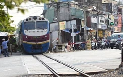 Nhân viên gác đường ngang kịp thời cứu người say xỉn khỏi bị tàu đâm