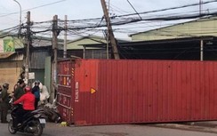 Xe đầu kéo lao vào cửa hàng, thùng container rớt đè chết 1 phụ nữ