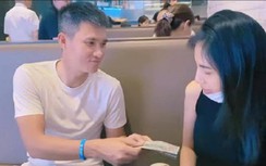 Đưa tiền cho vợ hàng ngày, Công Vinh vẫn không biết bí mật của Thủy Tiên