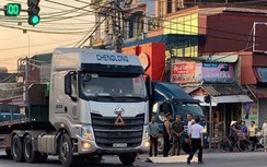 Video tai nạn giao thông 30/7: Xe container cán chết 1 phụ nữ vượt đèn đỏ