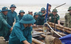 Ngư dân ven biển Thanh Hóa rốt ráo chằng chống, di chuyển tàu bè tránh bão