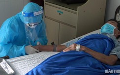 Cận cảnh bác sĩ chăm sóc, theo dõi bệnh nhân F1 tại khu cách ly