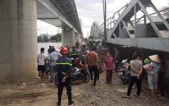 Mặc Covid-19, đám đông chen chúc xem tìm người nhảy sông Sài Gòn tự vẫn