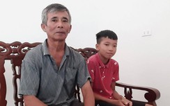 Tội cảnh bé mồ côi khóc cả ngày tìm mẹ