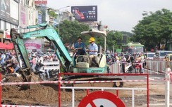 "Hố tử thần” xuất hiện giữa giao lộ sau mưa lớn, giao thông kẹt cứng