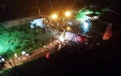 Máy bay Boeing-737 Ấn Độ vỡ đôi, phi công chết, hơn 120 người thương vong