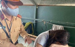 CSGT Hà Nội huy động đò kịp thời cứu cô gái nhảy xuống sông Hồng