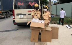 CSGT khống chế tài xế cùng ô tô chở gần 2.500 bao thuốc lá lậu ở TP.HCM