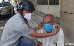 TP.HCM: Hội chị em xóm nhỏ cặm cụi may hàng nghìn khẩu trang cho dân nghèo