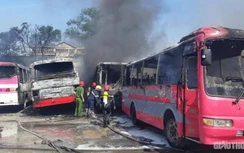 6 xe ô tô chở công nhân bị "bà hỏa" thiêu rụi tại bãi xe tự phát