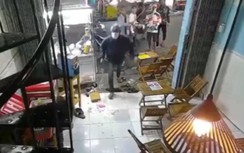 Hãi hùng nhóm thanh niên cầm mã tấu xông vào quán trà sữa chém loạn xạ