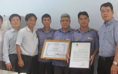 Tổng công ty Đường sắt khen thưởng nam nhân viên gác chắn cứu người