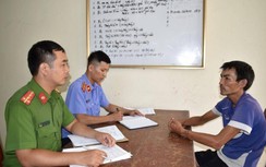 Người đàn ông say rượu đi xe máy chở vợ con còn đánh CSGT