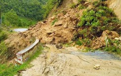 Mưa lớn kéo dài gây sạt lở nhiều tuyến đường ở Lào Cai