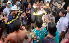 Cảnh sát đục tường cứu bé trai sơ sinh bị bỏ rơi giữa khe tường 2 nhà