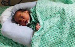 Sức khỏe bé sơ sinh bị bỏ rơi giữa 2 khe tường ở Gia Lâm hiện ra sao?