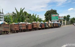 Dân kêu khổ, tài xế sợ gặp tai nạn vì QL91B "bỗng" thành điểm tập kết rác