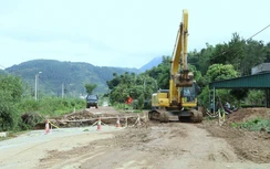 Đội mưa sửa đường sau lũ ở Tây Bắc