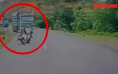 Video: Vượt ẩu, lấn làn người phụ nữ nguy kịch dưới bánh xe ben