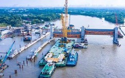 Lắp đặt cửa van cuối cùng cống ngăn triều Cây Khô