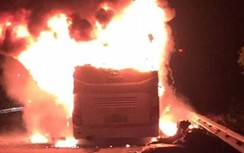 Xe khách bốc cháy dữ dội lúc rạng sáng, 10 hành khách hoảng loạn tháo chạy