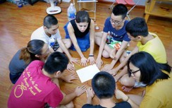 Xúc động nhìn trẻ tự kỷ làm kính chống Covid-19 tặng miền Trung