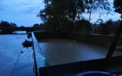 Tiền Giang: Sà lan 300 tấn mắc kẹt dưới gầm cầu Ông Vẽ gần 6 tiếng