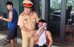 Trưởng phòng CSGT Thanh Hóa đập kính cứu tài xế mắc kẹt sau tai nạn