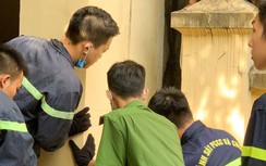 Tìm thấy người đàn ông mắc kẹt giữa 2 vách tường nhà sau 1 đêm mất tích