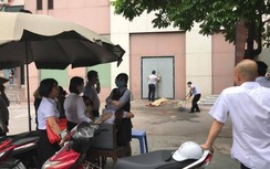 Bé gái rơi tầng 12 xuống tử vong: Mẹ chạy về nhìn thi thể con rồi ngã quỵ
