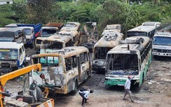 Cháy bãi xe ở TP.HCM, hàng chục ô tô bị thiêu rụi