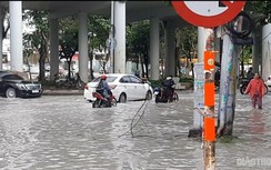 Đường Nguyễn Hữu Cảnh ngập sâu, người dân lội bì bõm bên cạnh dây điện rớt