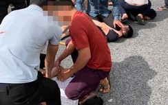 Hàng chục công an phá cửa xe bắt các đối tượng liên quan đến ma túy