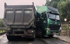 Video TNGT ngày 4/9: Đầu xe ben gãy quặp vào thùng sau va chạm mạnh