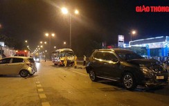 Video: Hiện trường vụ tai nạn liên hoàn giữa 3 ô tô, nhiều người thoát chết