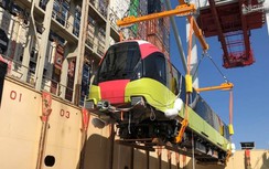 Cận cảnh đoàn tàu Nhổn - ga Hà Nội được đưa lên tàu biển ở Pháp